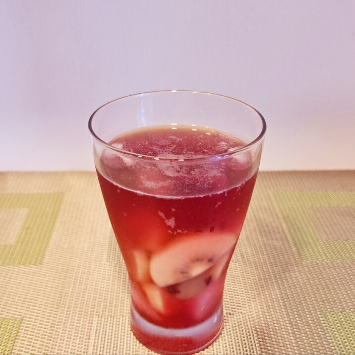 夏にぴったり!フルーツ入り!ティーソーダ